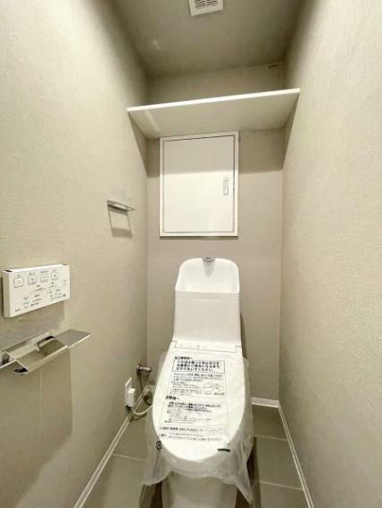 トイレ 落ち着いた色味のアクセントクロスを採用汚れが目立ちにくく、さらにお洒落空間に