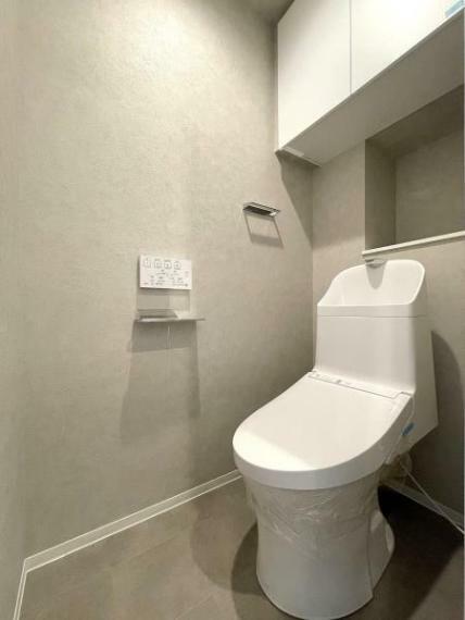 トイレ 汚れも目立ちにくいカラークロスを採用したトイレ
