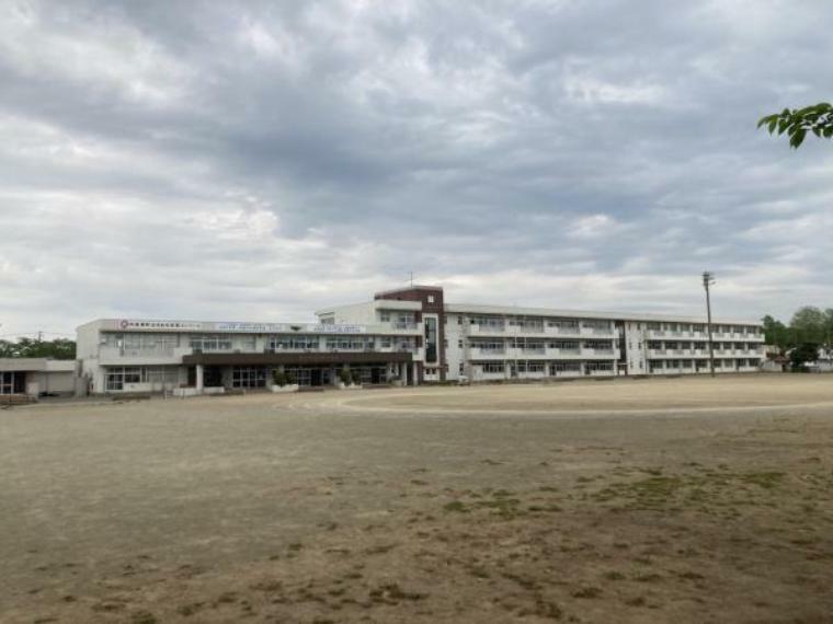 中学校 【中学校】黒沢尻北小学校まで約2400m。元気に歩いて、毎日の通学で足腰を鍛えることが出来ますね。