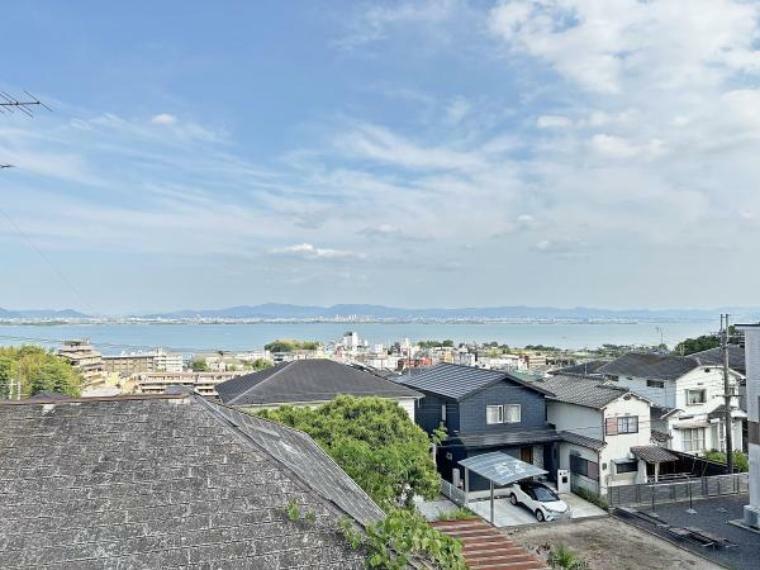 眺望 【眺望写真】リビング内横のバルコニーからは琵琶湖が見えます。ぜひ現地で直接ご確認ください。