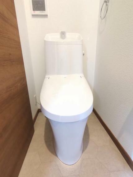 トイレ 【リフォーム完成】トイレ　温水洗浄便座トイレに新品交換します。壁・天井のクロス、床のクッションフロアを張り替えます。トイレ脇には棚を設置予定ですので、トイレットペーパーや小物を置くことができます。