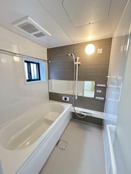 浴室 浴室は1616サイズの新品のユニットバスを新設しました。浴室暖房換気扇も付いていますので雨の日の洗濯物にも役立ちますね。