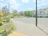 公園 下倉田小松ケ丘公園　約300m　元気に走り回って遊ぶことのできる広いスペースのある公園