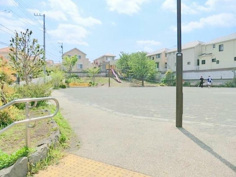 下倉田小松ケ丘公園　約300m　元気に走り回って遊ぶことのできる広いスペースのある公園