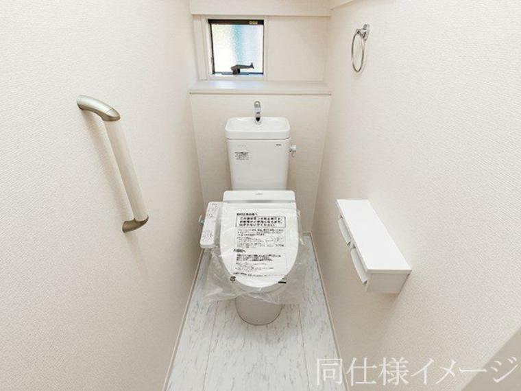 同仕様写真（内観） ＼同仕様写真/トイレは1階と2階の2カ所に設置！階段を上り下りせずに使用できるので、高齢の方にも安心です！
