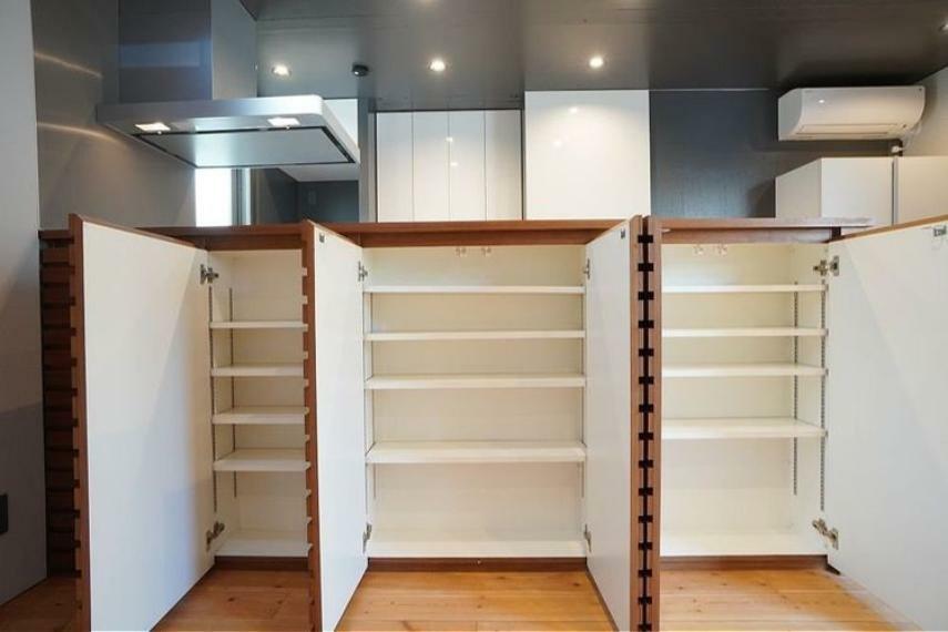 流し台の背面も大容量の収納棚になっていて、キッチンやリビング周りの整頓に役立ちます。