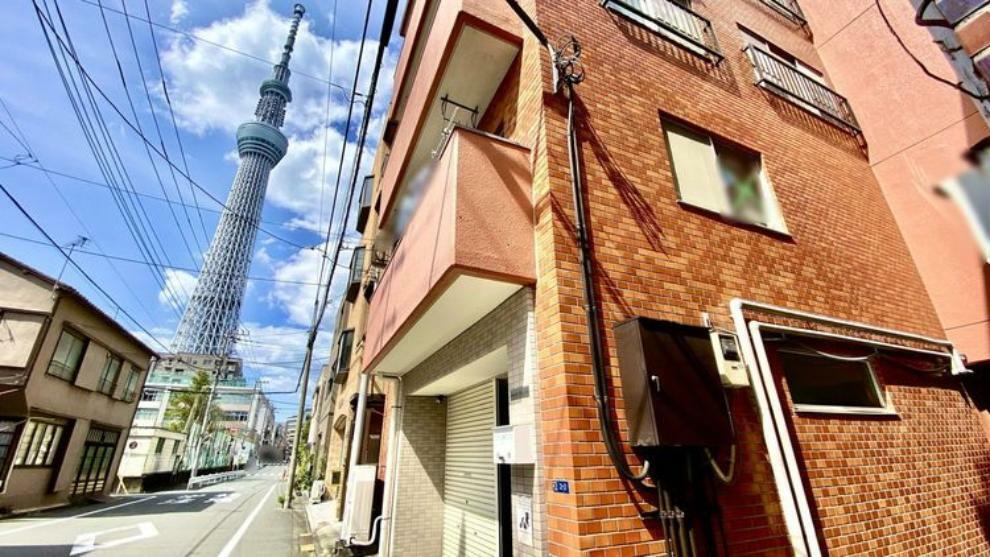 外観写真 東京スカイツリーがある街「墨田」　押上（スカイツリー前）駅まで徒歩6分の立地のマンションです。