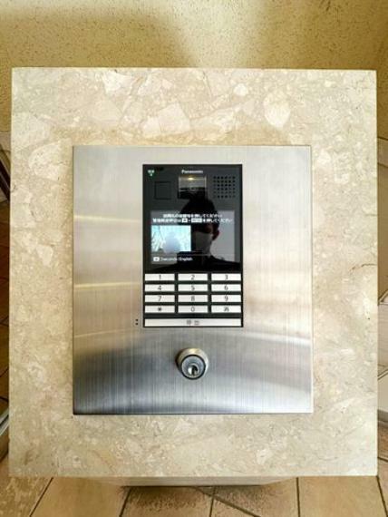 【TVモニター付オートロック】1階エントランスは来訪者が確認でき防犯にも配慮されたモニター付きのオートロックシステムです
