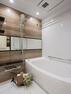 浴室 バスルームはゆったりとおくつろぎいただける癒しの空間です。光沢感のある木目調のパネルが、より一層くつろぎと高級感を醸し出します。
