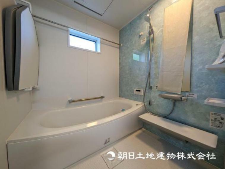 【浴室】最新のユニットバスは設備も充実です。ご入居時から気持ちよくお使いいただけます。