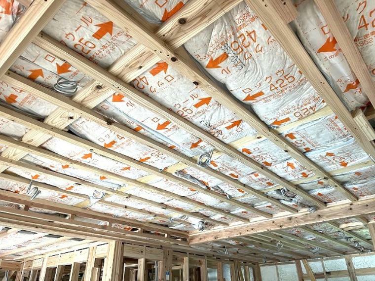 【断熱材】天井には吹付のアクアブローを採用し隙間なく施工。1階と2階の間にも断熱材を入れることで省令準耐火基準をクリアしている為火災保険料も約半額！