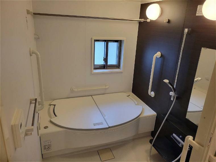 浴室 ユニットバスは省スペースでありながら、シンプルな設計と使いやすさを備え、簡便なメンテナンスが可能です。窓付きで換気にも便利です。