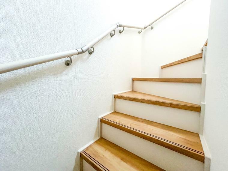 階段には、安全に配慮して手すりを設置。