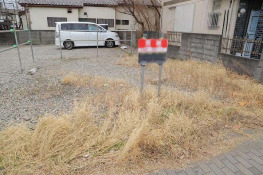 現況写真 土地の前の道路に消火栓が設置されていることがあります。この場合、道路交通法第45条第1項により、駐車禁止の場所が指定されています。そのため、車庫などの駐車スペースをつくることができない場合があります。