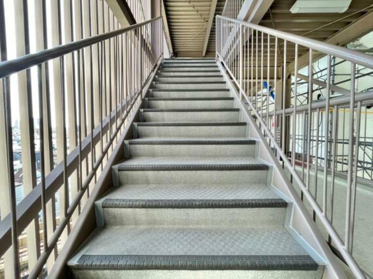 落ち着いた雰囲気の階段。手すりも常設しているので、ゆったりお使いになれます。