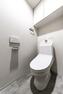 トイレ 温水洗浄便座付きのトイレは清潔感がございます。スペースを有効活用した上部吊戸棚を採用。