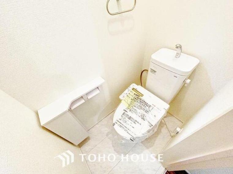 トイレ 「温水洗浄便座付きトイレ」トイレは快適な温水洗浄便座付です。清潔感のあるホワイトで統一。収納スぺースも完備され、いつも清潔な空間であって頂けるよう配慮された造りです。
