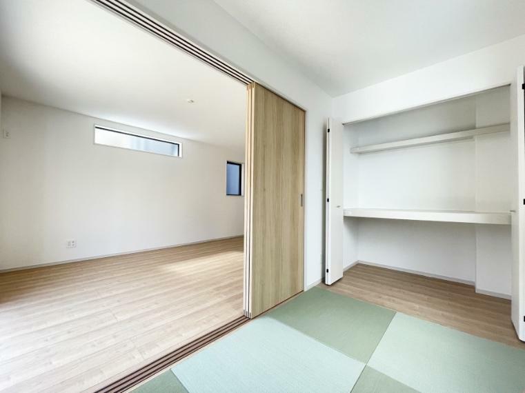 洋室 リビング横の畳敷きの和洋室は引き戸を開ければリビングと一体に。閉じれば独立した個室に。