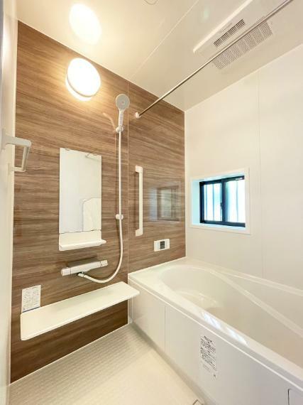 浴室 落ち着いた色合いの壁面、ゆっくりゆったり寛げるバスルーム。