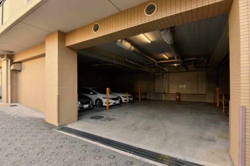 駐車場 敷地内に駐車場を完備しています。屋根付なので雨天の場合も大切なお車を雨から守れます。