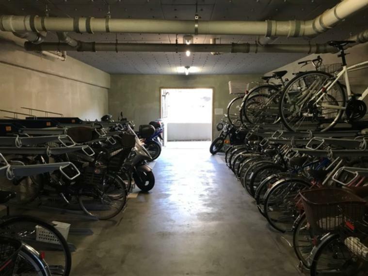 屋根付で雨の日も安心のバイク置き場と駐輪場。駐輪場は区画指定がなく、無償でご利用いただけます。