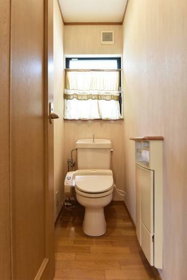 トイレ トイレには窓があり換気もバッチリです。