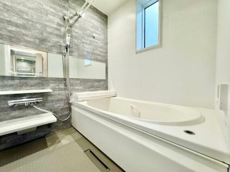浴室 お風呂には窓があり明るく清潔な空間へ。浴槽も洗い場も広く、毎日の疲れを取る癒しのバスルームです。