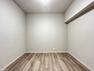 洋室 白を基調とした室内は、明るい住空間を造り出すだけでなく、清潔感をもたらしてくれます。