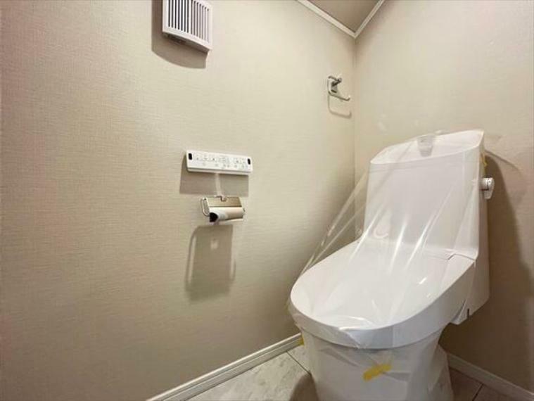 トイレ 新規に交換されたウォシュレット付きのトイレ。清潔な空間が保たれております。