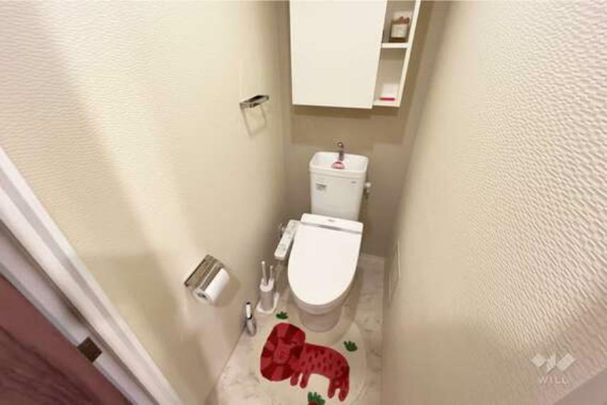 トイレ トイレウォシュレット付き。上部には棚もございますので消耗品のストックを収納することができます。