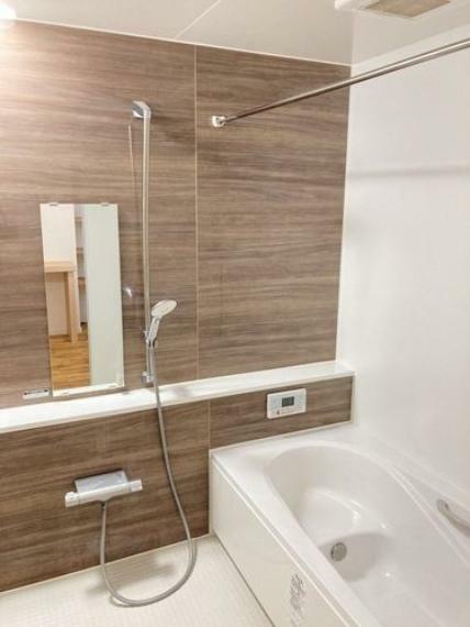 浴室 白基調で清潔感のある浴室。浴槽は半身浴もできるタイプ。木目調のアクセントパネルもポイントです！