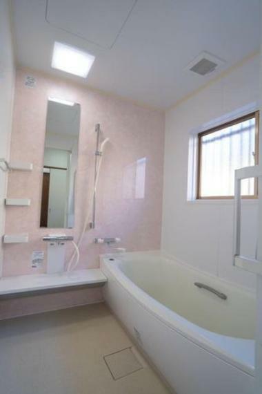 浴室 一日の疲れを癒してくれる浴室はアクセントパネルが優しい色合いで落ち着きますね！