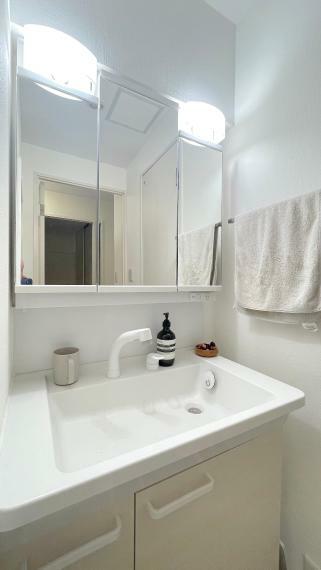 洗面化粧台 白を基調とした清潔感のある洗面所。シンクした収納以外にも鏡面収納があり、いつでも片付いた空間を保てます。室内（2024年5月）撮影
