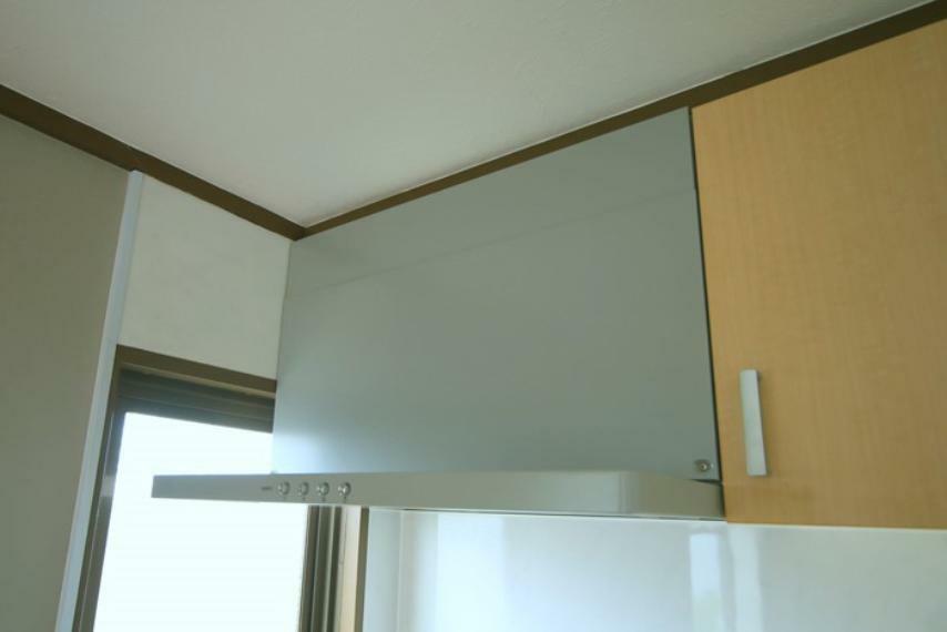 冷暖房・空調設備 キッチン上部のレンジ換気扇です。
