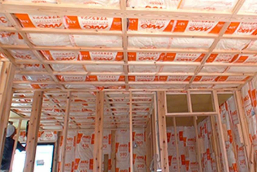 構造・工法・仕様 美しく仕上げられた天井下地に断熱材充填。