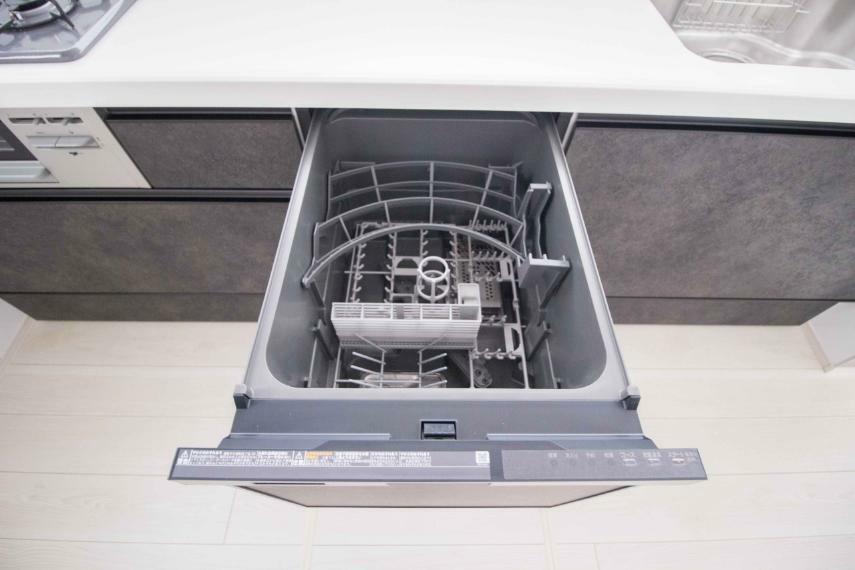 ビルトイン食器洗乾燥機。家事のお手伝いをしてくれる奥様の味方です。食器を洗っている間にお掃除など、様々なシーンで家事の時短に役立つ食洗機。省スペースのビルトインタイプを採用致しました。