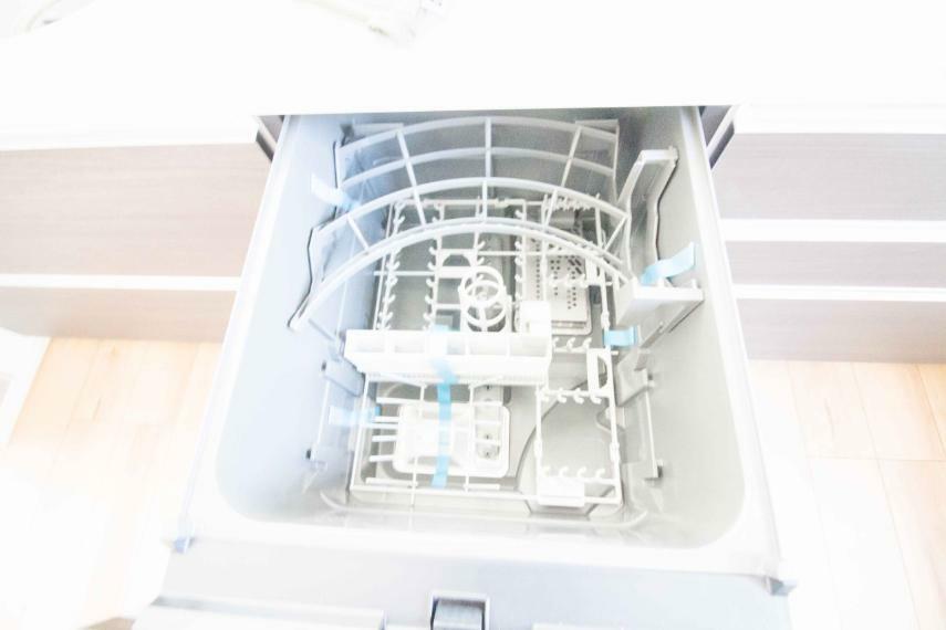 同仕様写真（内観） 食器洗いのわずらわしさから開放してくれる嬉しい設備。後片付けの手間を減らし奥様の時間を有効活用できます。お湯と洗剤を使う機会が少なくなるため、手荒れ防止にも。