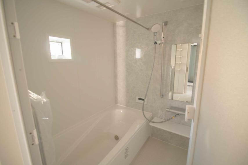 浴室 全身浴と半身浴ができる高い機能性と、満水容量を削減して水道・光熱費を節約しました。デザインとエコ性能を両立させた、これからのスタンダード浴槽です。