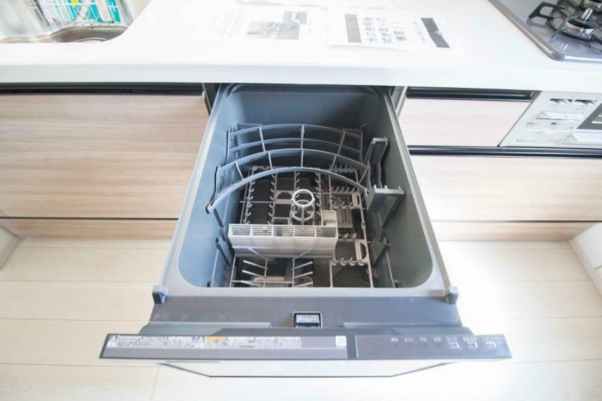 同仕様写真（内観） ビルトイン食器洗乾燥機。家事のお手伝いをしてくれる奥様の味方です。食器を洗っている間にお掃除など、様々なシーンで家事の時短に役立つ食洗機。省スペースのビルトインタイプを採用致しました。