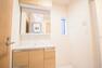 洗面化粧台 洗面室は窓の光が差し込み明るく清潔感があります。三面鏡は朝の支度が大助かり。