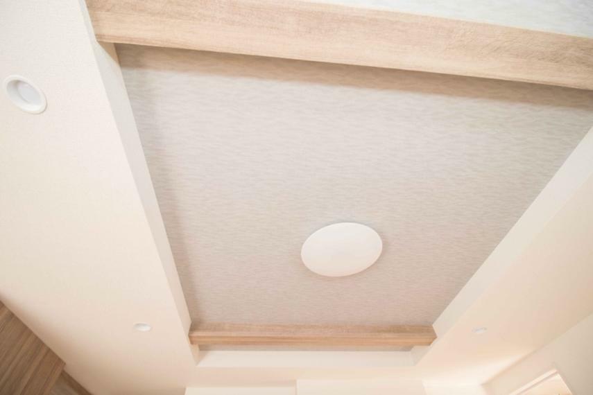 居間・リビング 天井の中央部分を周囲より一段高くとったデザインを折上天井といいます。部屋に立体的な奥行きを生み出し、スタイリッシュな空間を演出します。天井を広く見せる視覚的効果も。