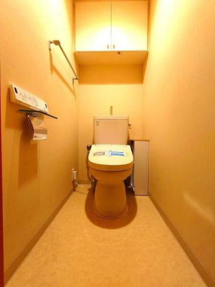白を基調とした明るく清潔感のある空間。人気のシャワートイレが付いており、トイレットペーパーの無駄をなくすだけでなく感染症の予防にも効果的です。（便座を新品に交換しました）