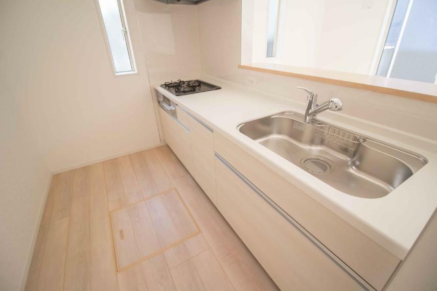 キッチン 人工大理石のワークトップやシンクは、水を流しただけできれいになったように見えます。白いキッチンは明るく清潔感があり、とっても素敵です。