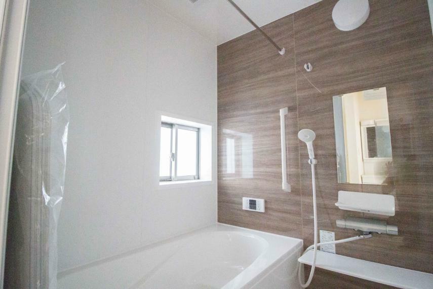 浴室 冬場にはヒヤッとしないように暖房機能、梅雨の時期には乾燥等、機能的で清潔感溢れる浴室。快適・清潔な空間で心も体もオフになる時間を楽しむことが可能です。