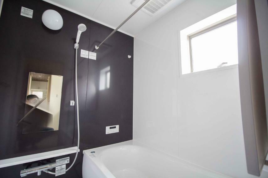 浴室 高級感溢れるカラーと大きさ・柔らかな曲線で構成された半身浴も楽しめるバスタブが心地よさをもたらします。窓もあるので換気もしっかりできますね。