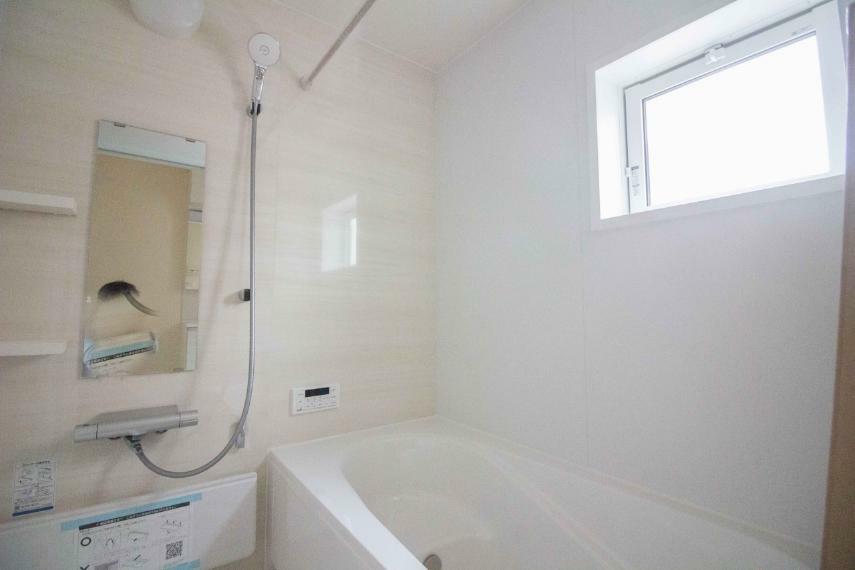 浴室 窓がある浴室は心地よいバスタイムを演出してくれます。早起きした日は朝風呂で一日の始まりです。