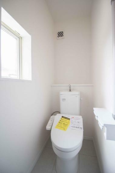 トイレ 小窓を設置する事により明るく、通気性の良いトイレとなっております。中はゆとりのある大きさを確保しておりますので、ゆったりとお使い頂けます。