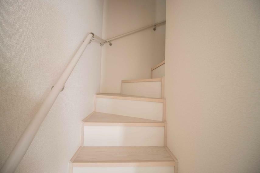階段は家の中で一番段差があり、転落事故などが多い最も危険な場所です。手すりが付いていればご高齢の方などに安心して階段を昇り降りしていただけます。