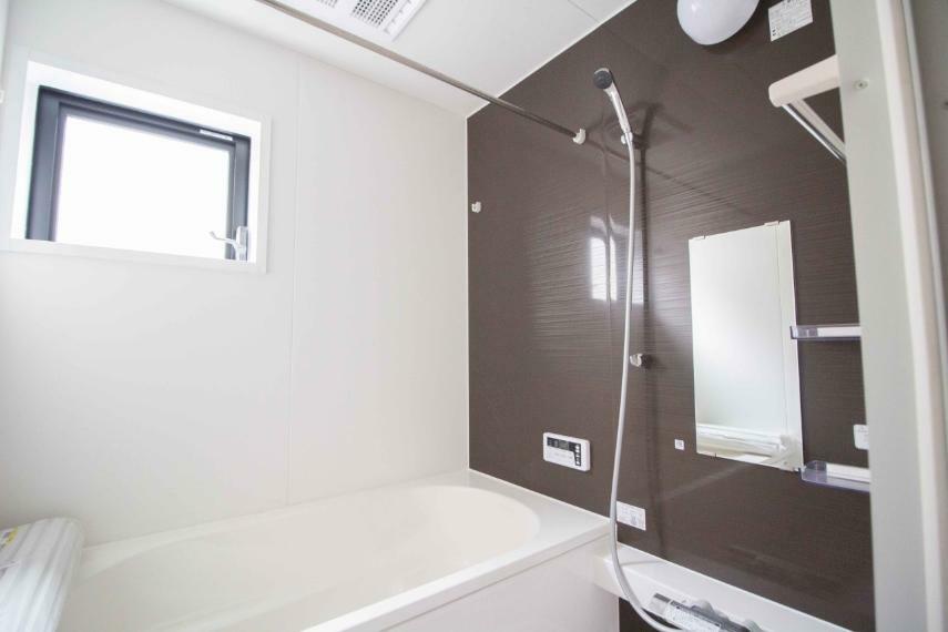 浴室 高級感溢れるカラーと大きさ・柔らかな曲線で構成された半身浴も楽しめるバスタブが心地よさをもたらします。窓もあるので換気もしっかりできますね。