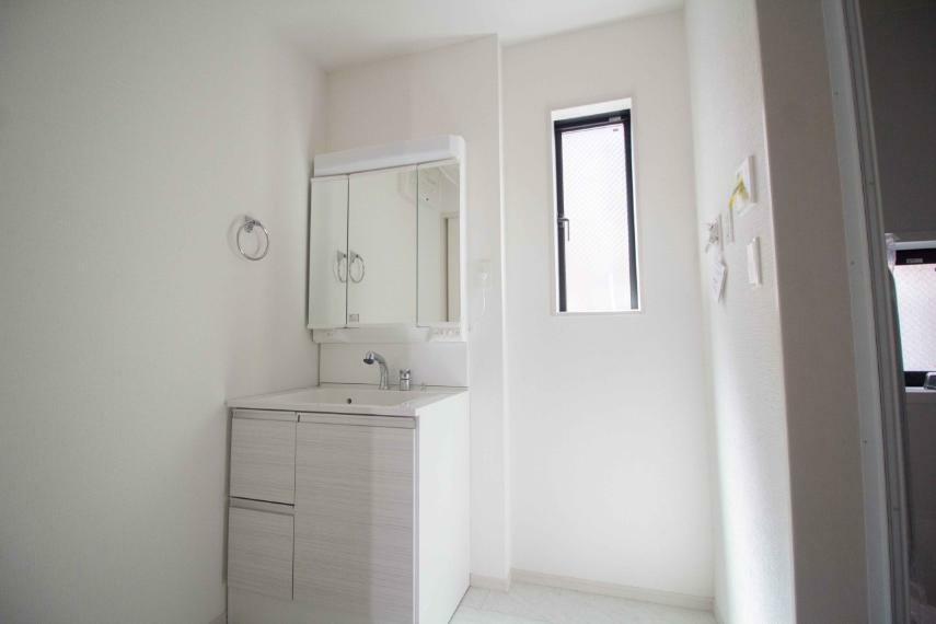 洗面化粧台 家の中でも特にプライベートスペースとなる洗面所は、洗濯場所と浴室を同じ空間でまとめております。小窓を設置しておりますので、熱気などが籠りやすい空間でちょっとした空気の入れ替えを。